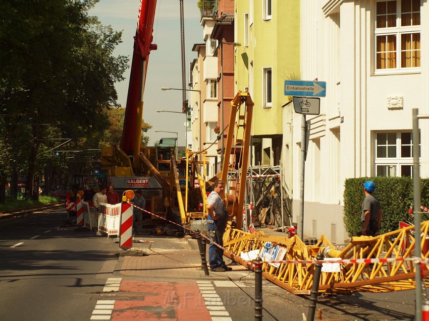 Baukran umgestuerzt Koeln Suelz Suelzguertel P190.JPG